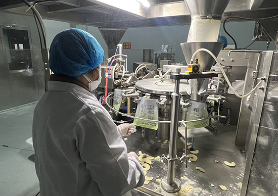 鲜果变果干 打造“甜蜜链”